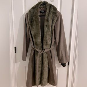 Ellen Tracy Fur trim long wool coat in great condition
